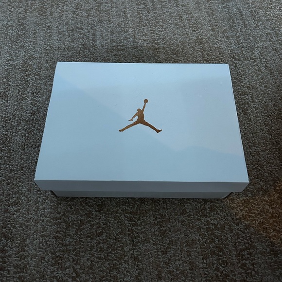 Women’s Air Jordan 1 Mid SE Light Mulberry/Black w/ Box - Picture 7 of 7